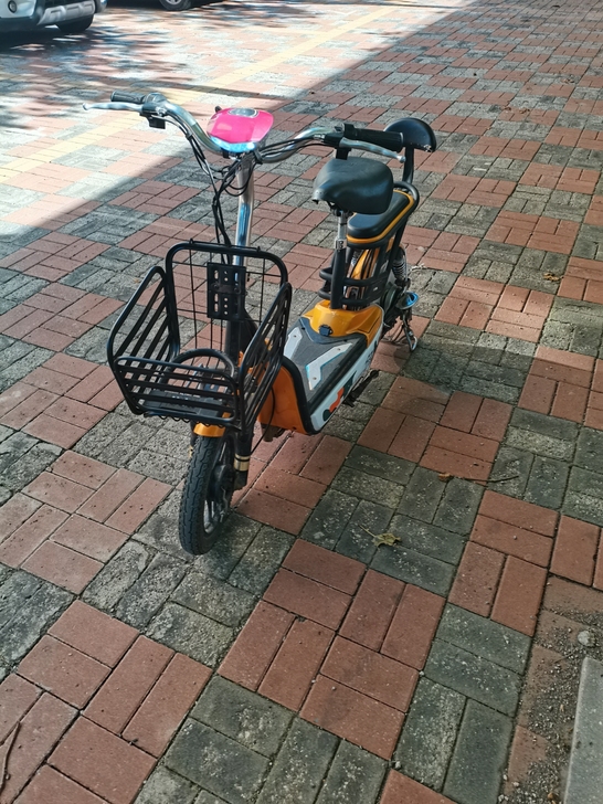 朋友，闲置电动车，八成新，满电能跑30公里...