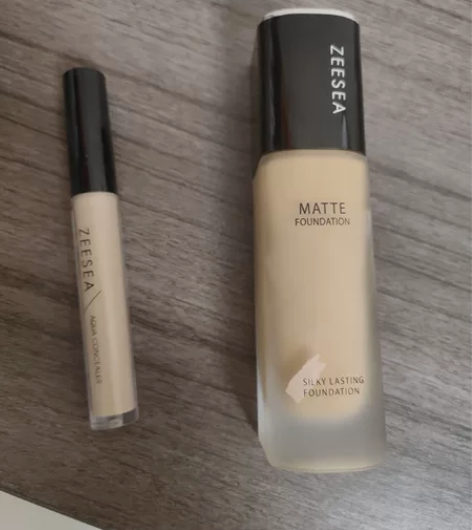 滋色粉底液，遮瑕，都是新的，就试了一下颜色...