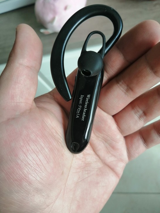 蓝牙耳机，不是大品牌。可以正常使用，电池可...