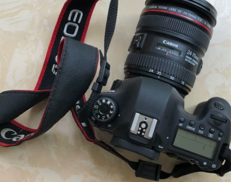 佳能EOS6D，镜头是EF24-70 f/...