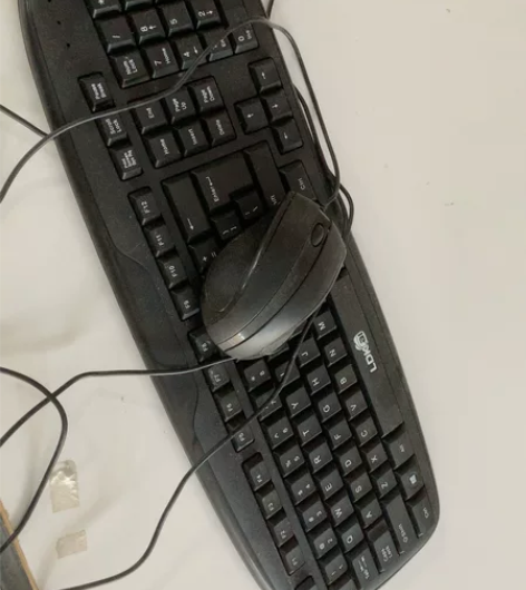 鼠标键盘,新的就打开了,电脑都没插上过,保...