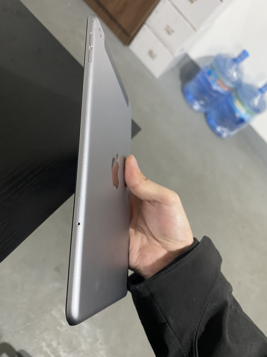 港版iPad mini4 128 g，（插...