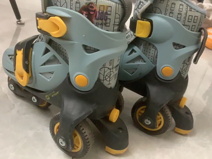 儿童轮滑鞋。轻微使用