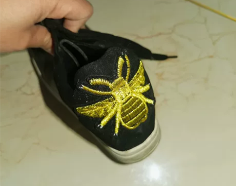 九成新。纯皮。37码，内增高鞋。 感兴趣的...