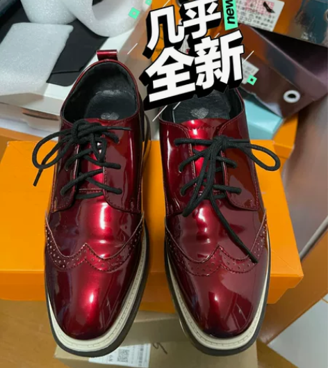 酒红色单鞋，带点内增高的，去年实体店购买，...