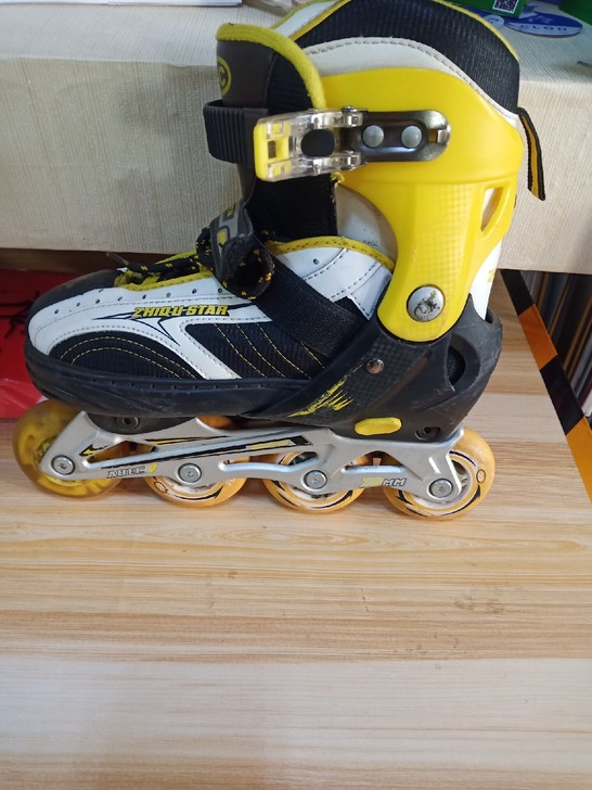 儿童旱冰鞋九成新，34－36码，全套护具基...