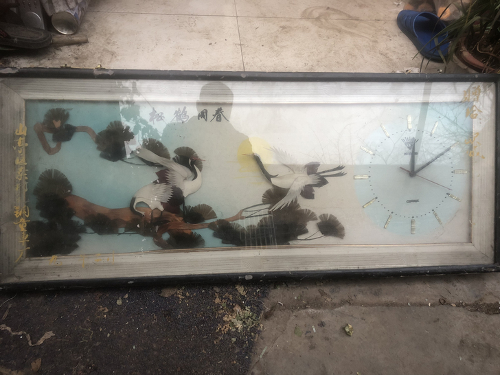 松鹤同春粘贴工艺板画，上面还镶嵌一面钟表，...