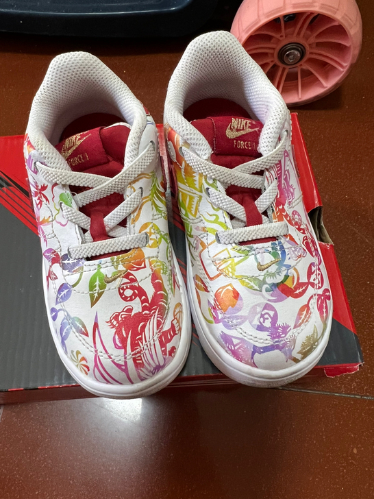 耐克正版空军一号全新的，款式很好看，太多鞋...