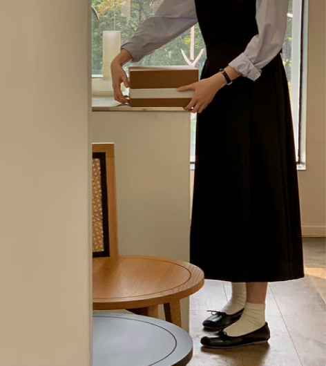 法式赫本风黑色显瘦连衣裙女春气质百搭无袖圆...