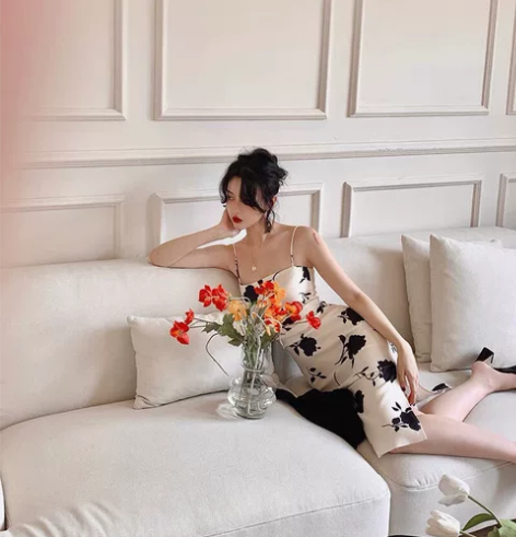 酒午法式复古黑白印花吊带连衣裙高腰修身显瘦...