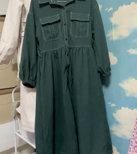 这个是一件港风连衣裙，巨好看，墨绿色巨显白...