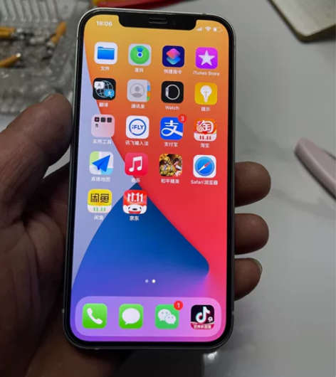 苹果12国行64G白色 成色很好，原装线盒...