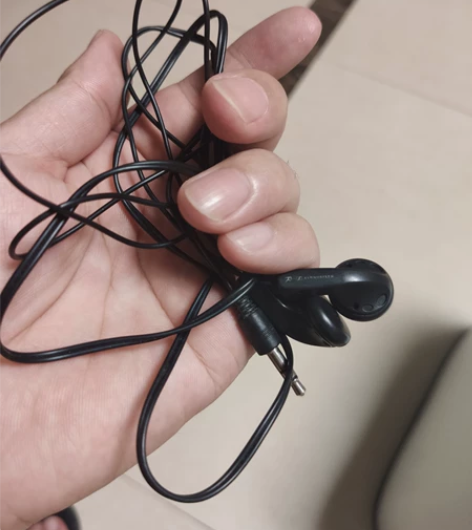 森海塞尔基础版耳机，记得应该是淘宝专卖店买...