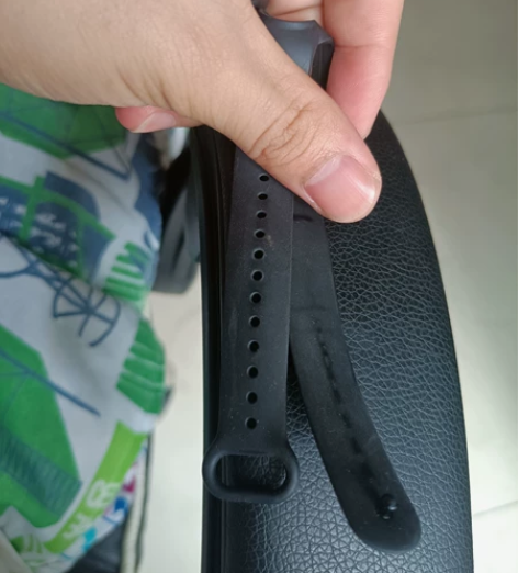 小米手环5，原装表带，戴了两周这样，一条划...