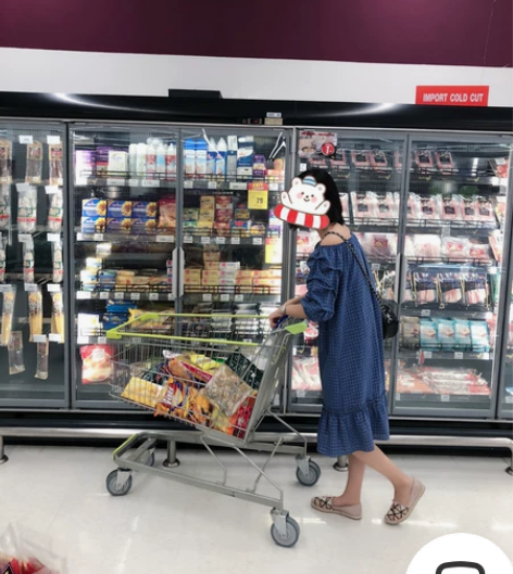 一字肩、圆领连衣裙。奥莱买的，旅游的时候穿...