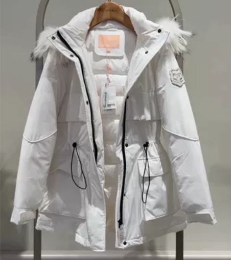 贝爱短款工装风羽绒派克服来啦，触感超级舒适...