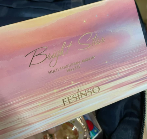 眼影腮红高光三体盘，九成新，就用过两三次。...