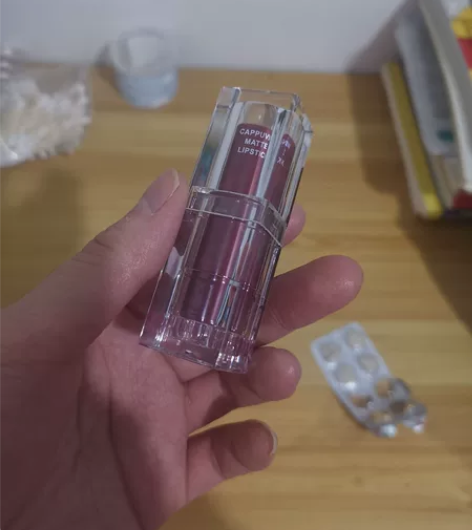 口红，杂牌子，新买的没三两天，色号不喜欢，...