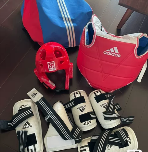 阿迪达斯跆拳道护具，9成新，上课用过几次，...