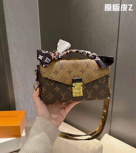 小号邮差，新鲜出货，单肩斜挎都可以，原版皮...