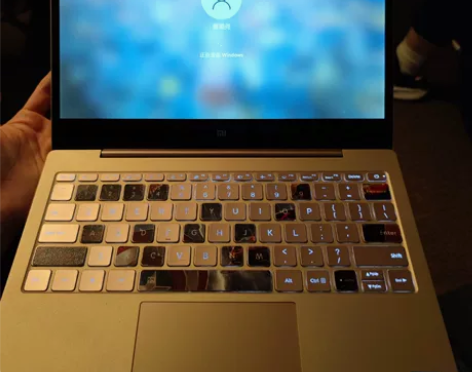 小米轻薄笔记本 尺寸大概是12.5英寸门店...