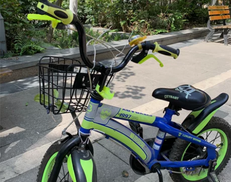 小孩换大尺寸自行车了，小尺寸的出售，带辅助...