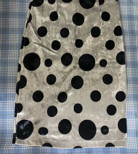 买手店购入 绒面银色中裙 后面有开衩 很特...