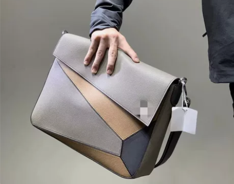 头层小牛皮+几何结构设计 男士小牛皮信差包...