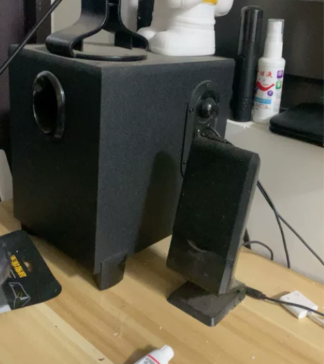 漫步者音箱，一个上面有胶一个没有，放耳机支...