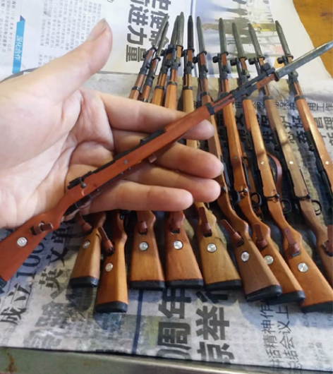 1/6兵人手办98k金属+实木模玩，因木头...