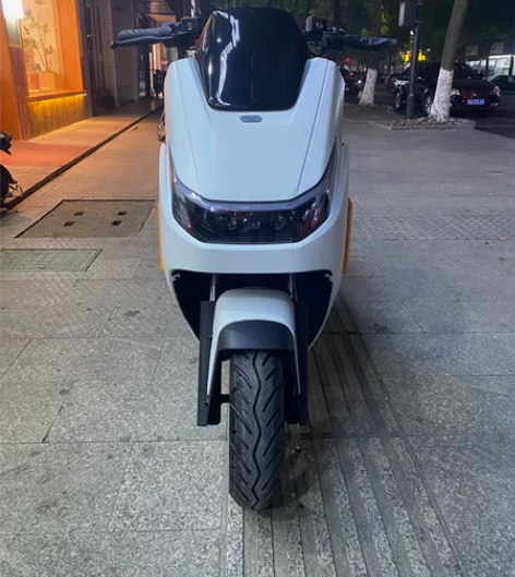 哈啰首款电摩ME70中配实车。全顺1500...