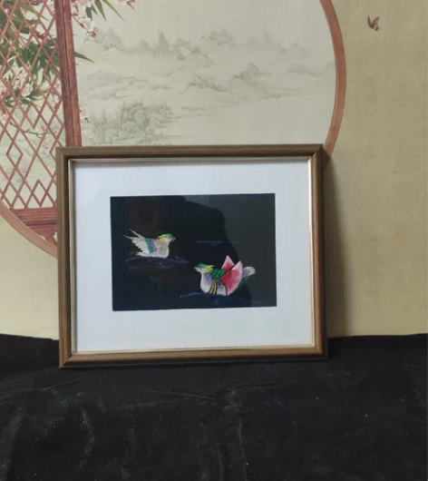 手工刺绣，很精致简约刺绣挂画，实木框，里面...