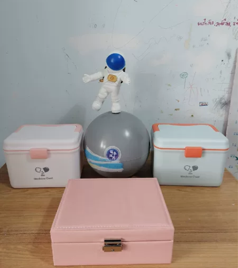 收纳盒，一共四个收纳盒： 1. 首饰收纳盒...