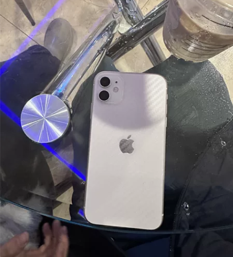 苹果11，128白色，国行，在保，嘎嘎板正...