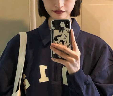 出两个米色贝雷帽和一个黑色冷帽 只有第二个...