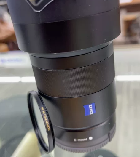索尼55/1.8。 成色98 镜头外表正常...