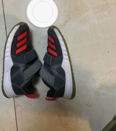 阿迪运动鞋二手，没穿过几次，自己看鞋底，不...