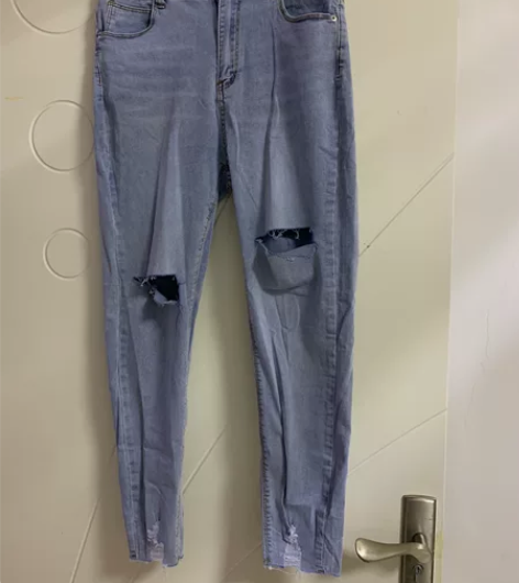 薄款牛仔裤，XL码数，有点弹力的，全新，就...