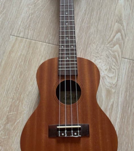 Lulu尤克里里全新 23寸 送包送拨片琴弦