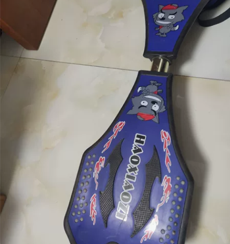 滑板 扭扭，蛇形滑板 买的时候一百多 两轮...