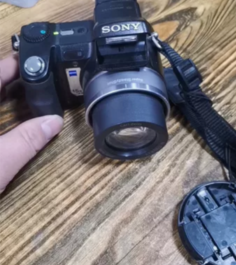 索尼相机功能没有问题，一块电池，一个充电器...