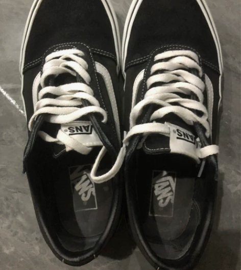 vans板鞋,41码,穿过一周左右,有点脏...