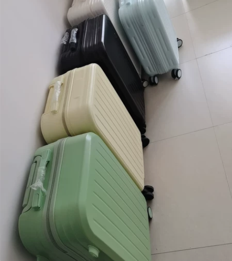各种颜色尺寸的拉杆箱，微瑕疵，几乎全新，没...