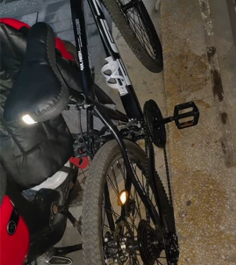 26寸，胎毛都还在，脚架塑料掉了，其他一切...