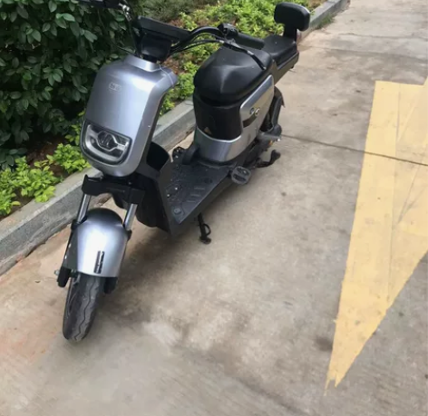 台铃电动车。电池可拿起来充电，新国标48伏...