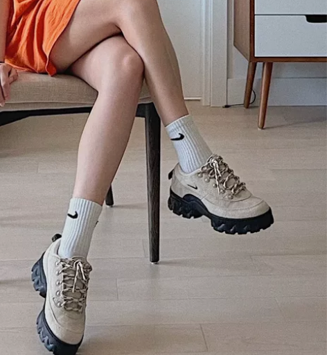 N*K家一双比较高级小众的运动鞋 女生款，...
