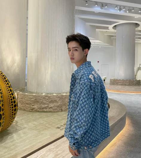 全新牛仔镂空外套，高街风！！全新 感兴趣的...