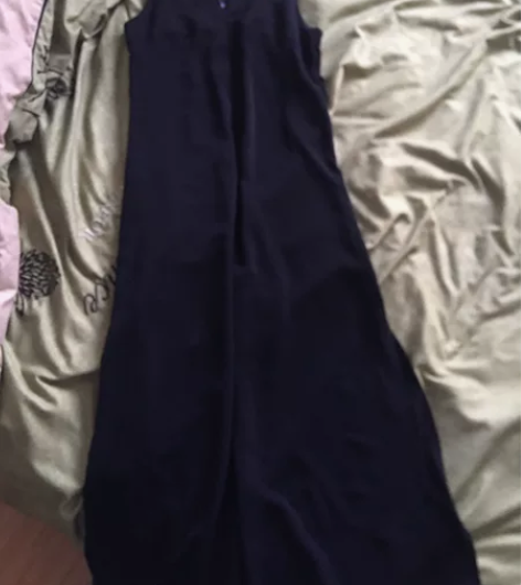 雅痞风格v领吊带连体裤 两侧开衩到膝盖上 ...