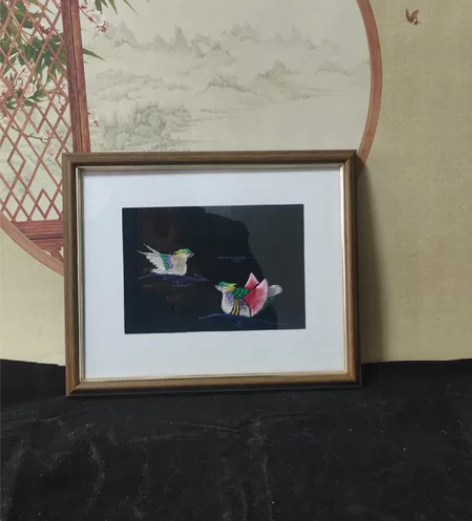手工刺绣，很精致简约刺绣挂画，实木框，里面...