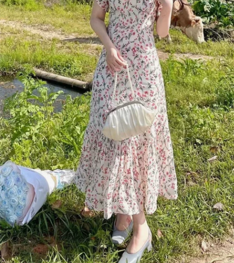 出一条 夏天泡泡袖碎花裙s码 全新的 仅试...